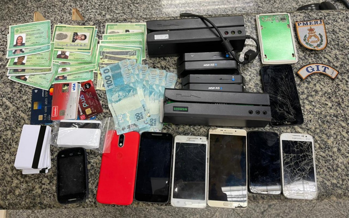 Materiais falsos e roubados apreendidos com o suspeito - Divulgação
