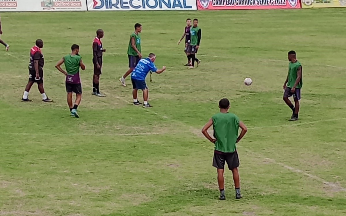 O t&eacute;cnico Luciano Moraes dando instru&ccedil;&otilde;es aos jogadores durante os treinos preparat&oacute;rios para o confronto em Campos