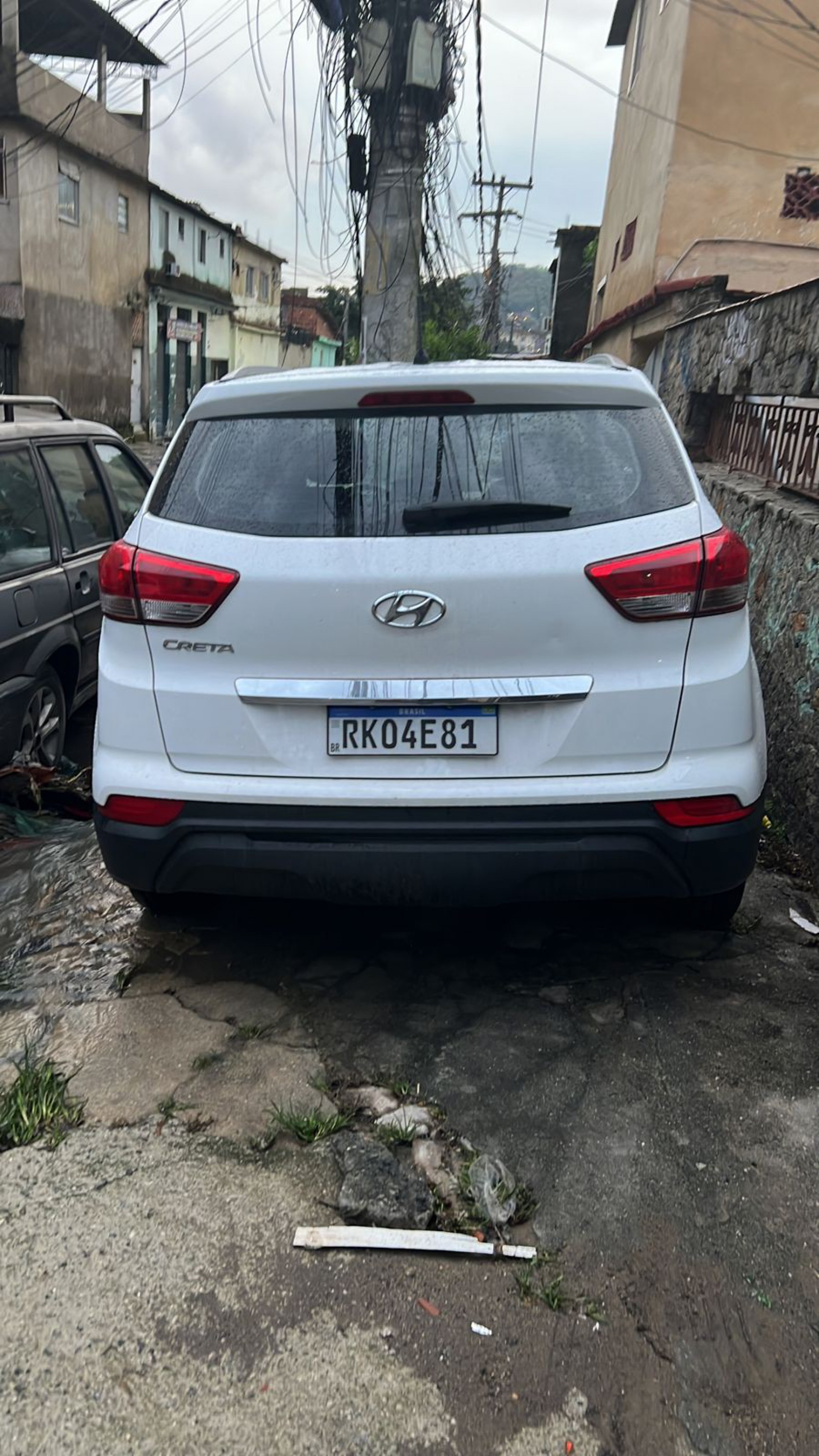 Carro recuperado por policiais militares no Complexo do Lins