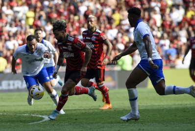 Na despedida dos Diegos, Flamengo volta a ter atuação sem brilho e encerra temporada com derrota para o Avaí