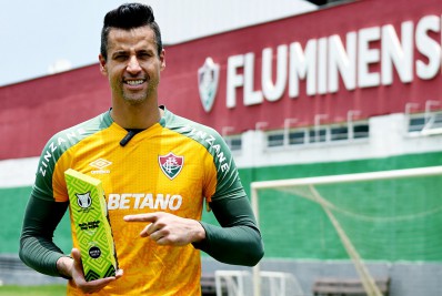 Fábio, do Fluminense, celebra prêmio de melhor goleiro do Brasileirão em outubro: 'Me dedico muito'