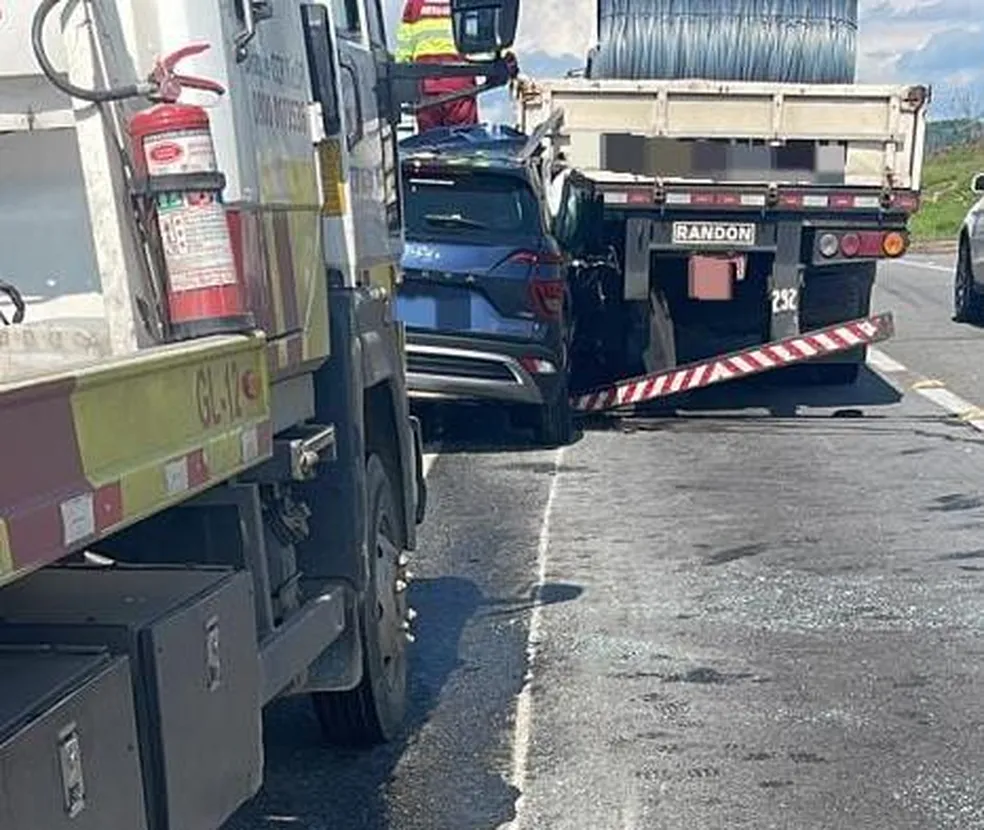 Mulher morre em colisão traseira entre carro e carreta