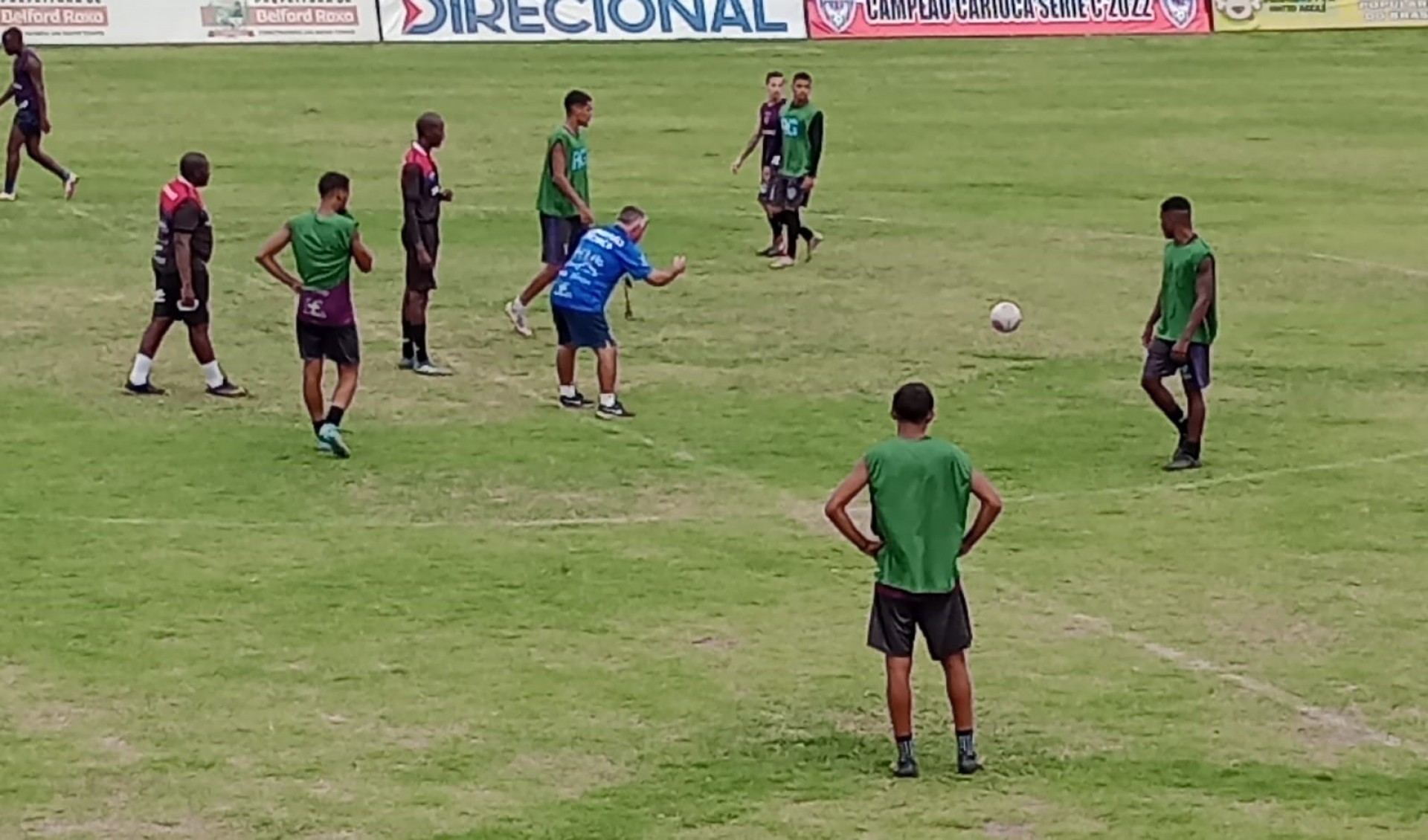 O técnico Luciano Moraes dando instruções aos jogadores durante os treinos preparatórios para o confronto em Campos - Edson VHL / SEBR