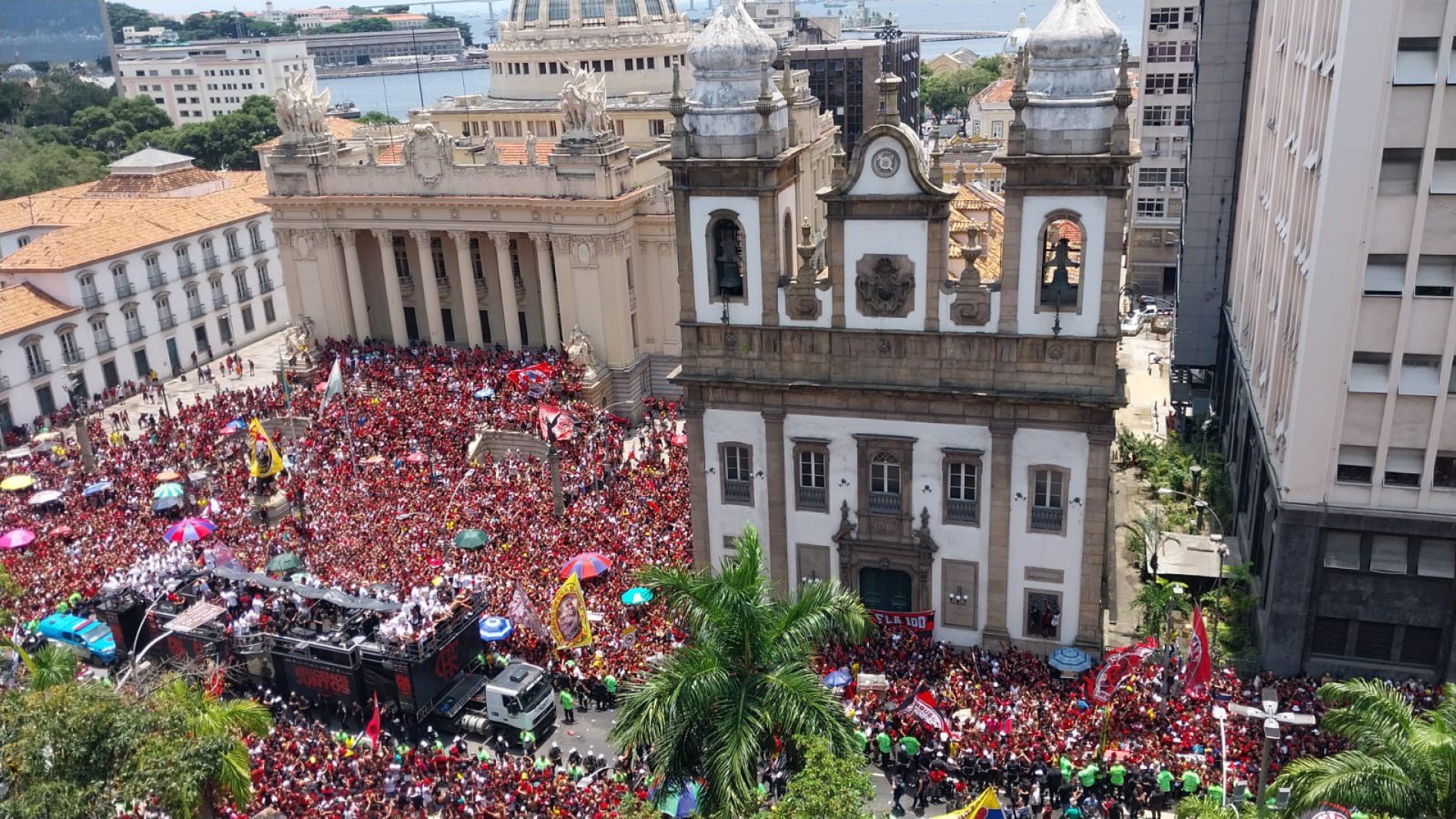 Multidão de torcedores do Flamengo celebra títulos da Copa do Brasil e da Libertadores no centro do Rio Jornal MEIA HORA - Flamengo