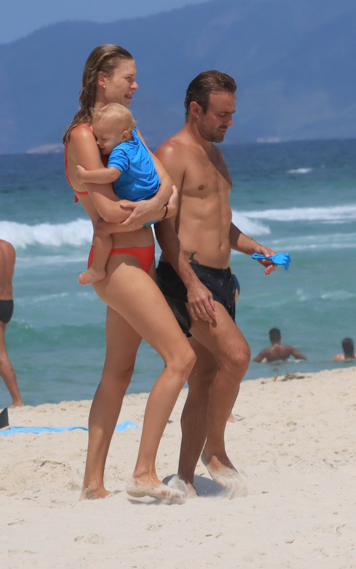 Roger Flores, Betina Schmidt e Tom curtem dia de sol em praia do Rio