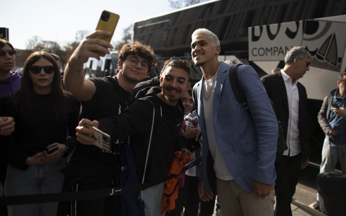 Pedro recebe carinho de torcedores italianos - Foto: Lucas Figueiredo/CBF