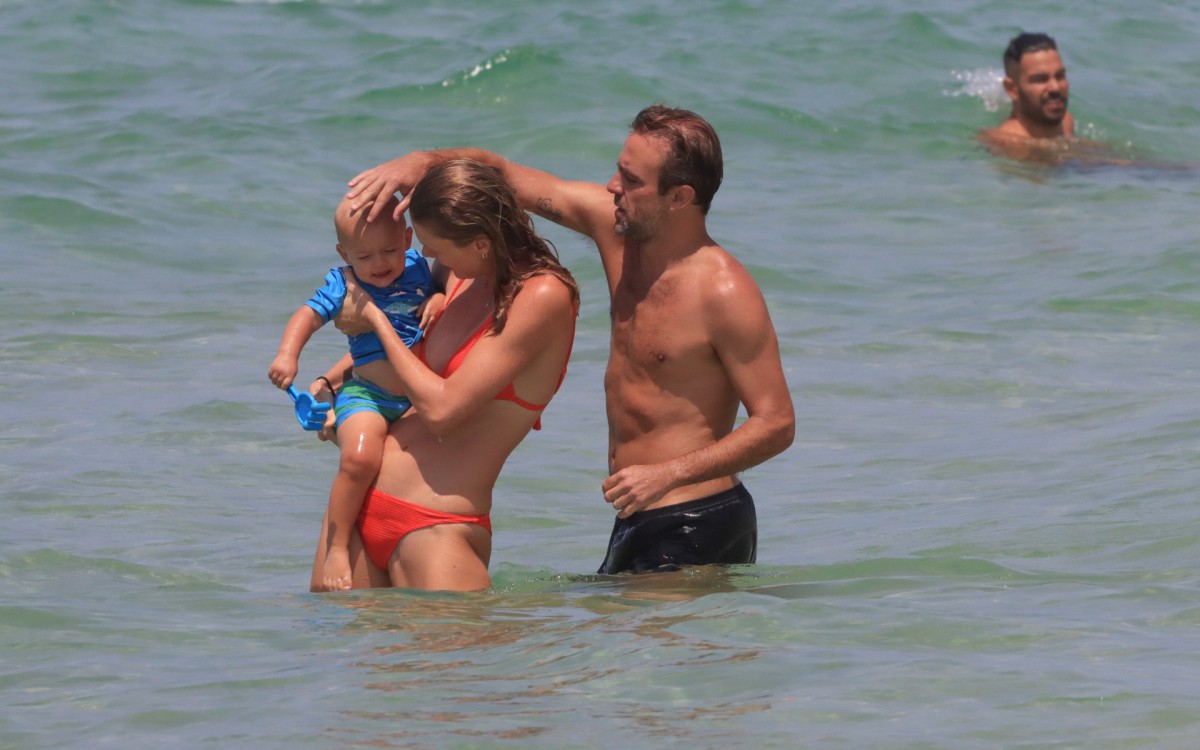 Roger Flores, Betina Schmidt e Tom curtem dia de sol em praia do Rio