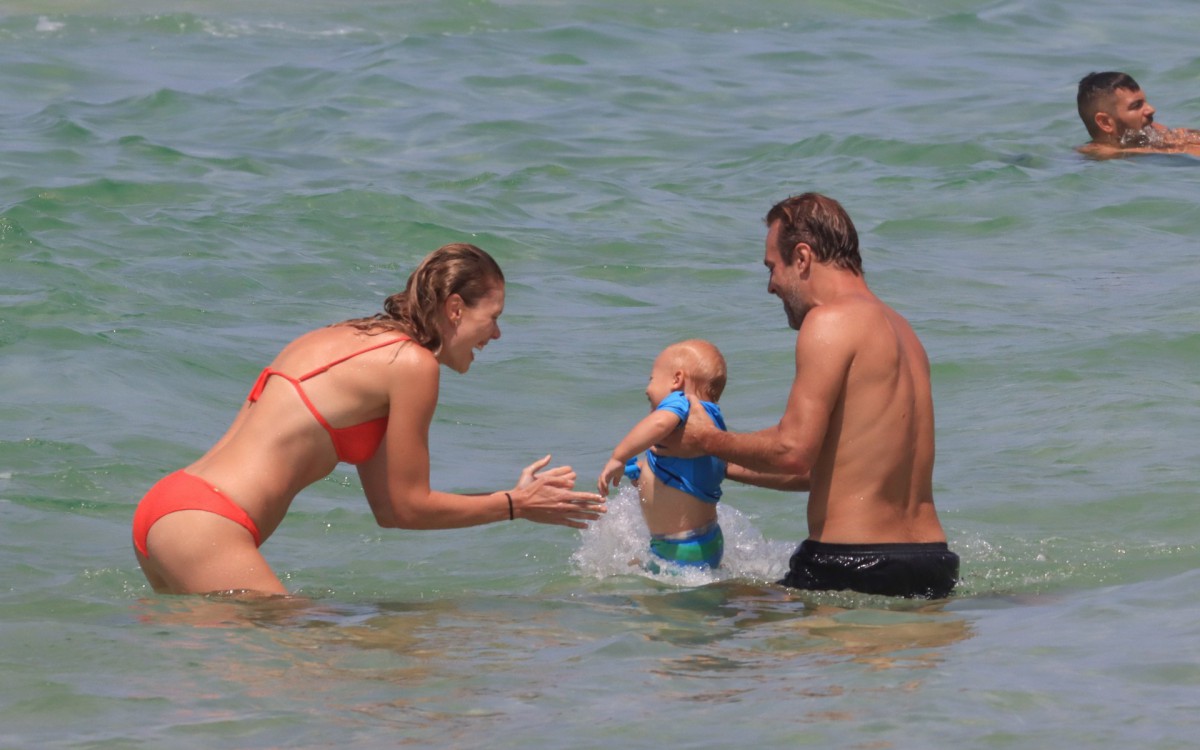 Roger Flores, Betina Schmidt e Tom curtem dia de sol em praia do Rio - Fabricio Pioyani / AgNews