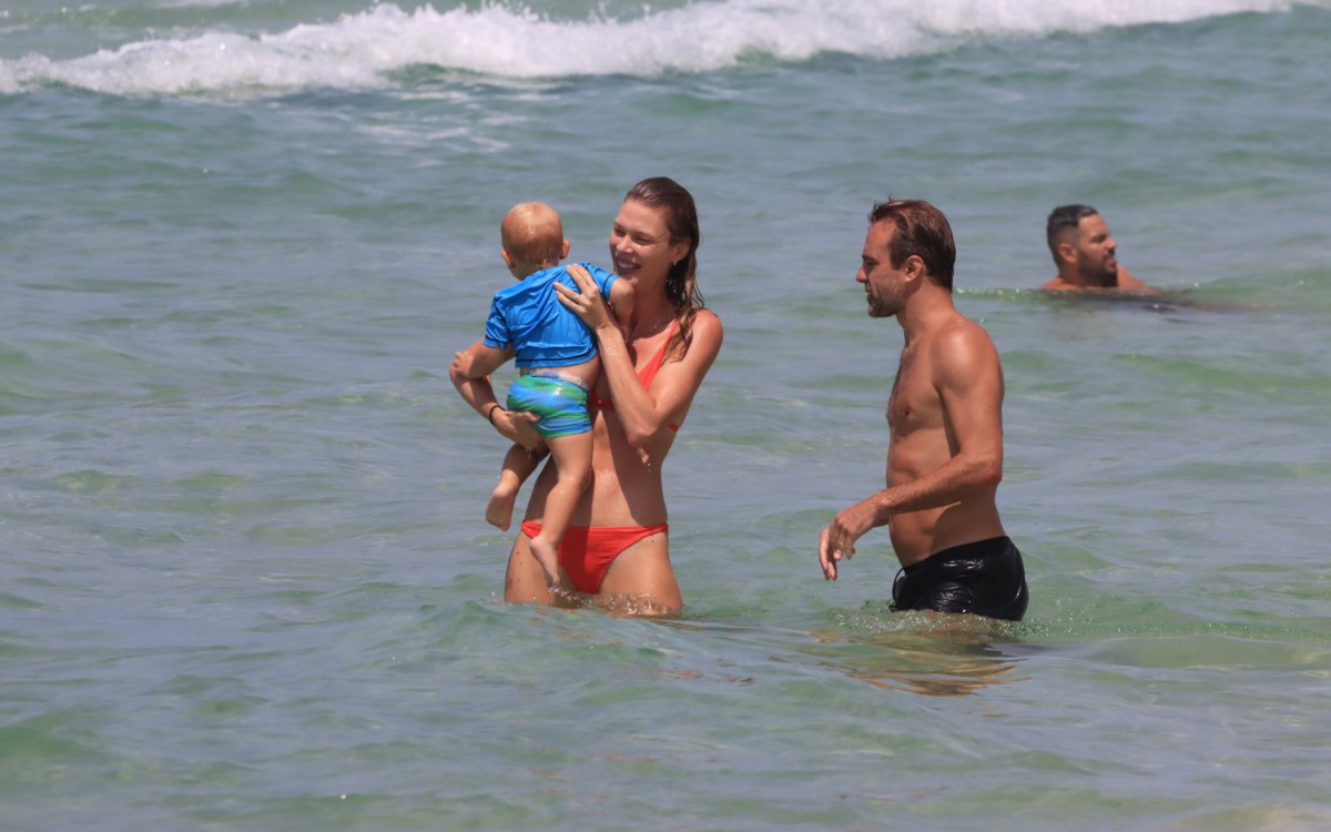 Roger Flores, Betina Schmidt e Tom curtem dia de sol em praia do Rio