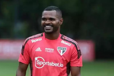 Botafogo faz proposta de empréstimo por Nikão, mas São Paulo deseja venda