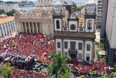 Multidão de torcedores do Flamengo celebra conquistas de 2022 no Centro do Rio