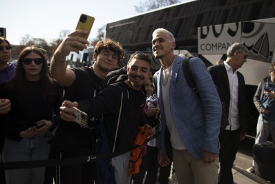 Assediados, Éverton Ribeiro e Pedro chegam à Itália para iniciar planejamento da Seleção para a Copa