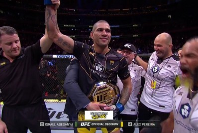 Alex Poatan vence Israel Adesanya e conquista cinturão no UFC 281