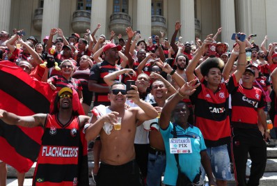 Gabigol comanda torcedores do Flamengo em festa e minimiza ausência na Copa: 'Eu já tô na seleção'