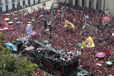 Torcedores do Flamengo levam família em festa no Centro e projetam título do Mundial sobre o Real
