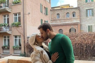 Após noivado, Carla Diaz e Felipe Becari curtem viagem romântica