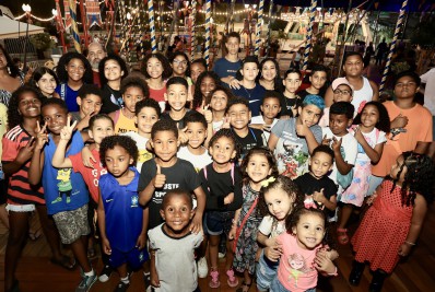 Crianças e adolescentes de quatro comunidades assistem a espetáculo de circo na Zona Sul