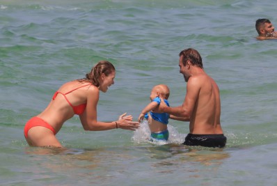 Roger Flores se diverte com a família em praia do Rio