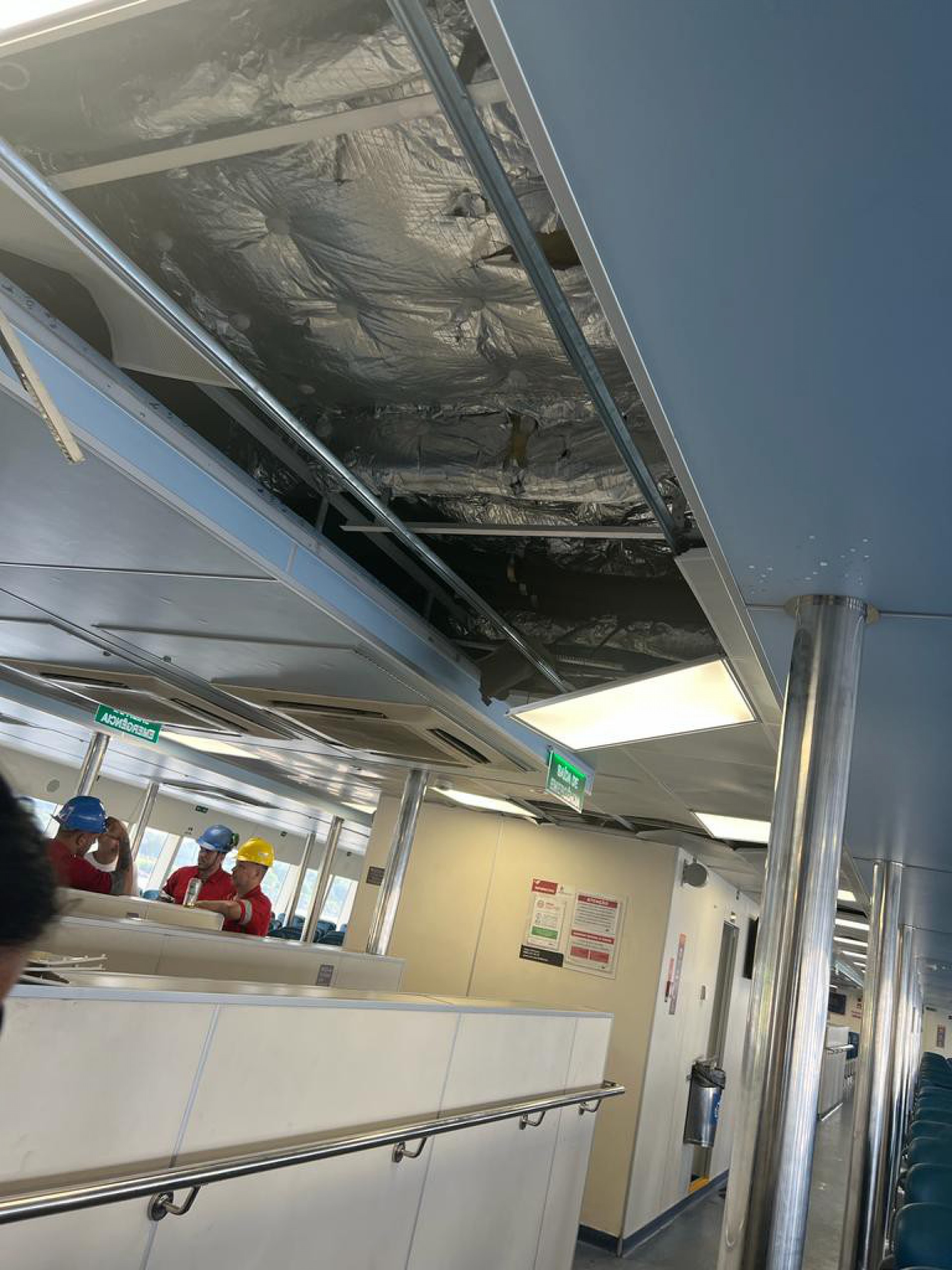 Ocorreram danos às anteparas, assentos e ar-condicionado - Divulgação/CCR Barcas