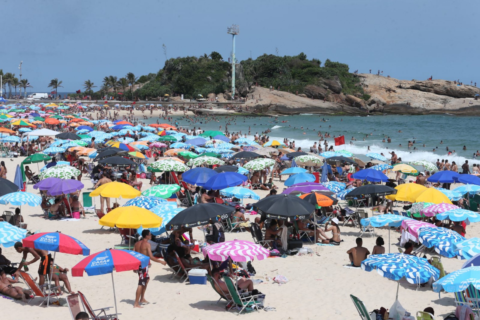 Cariocas lotam as praias neste domingo de feriad&atilde;o - Cleber Mendes / Ag&ecirc;ncia O DIA 