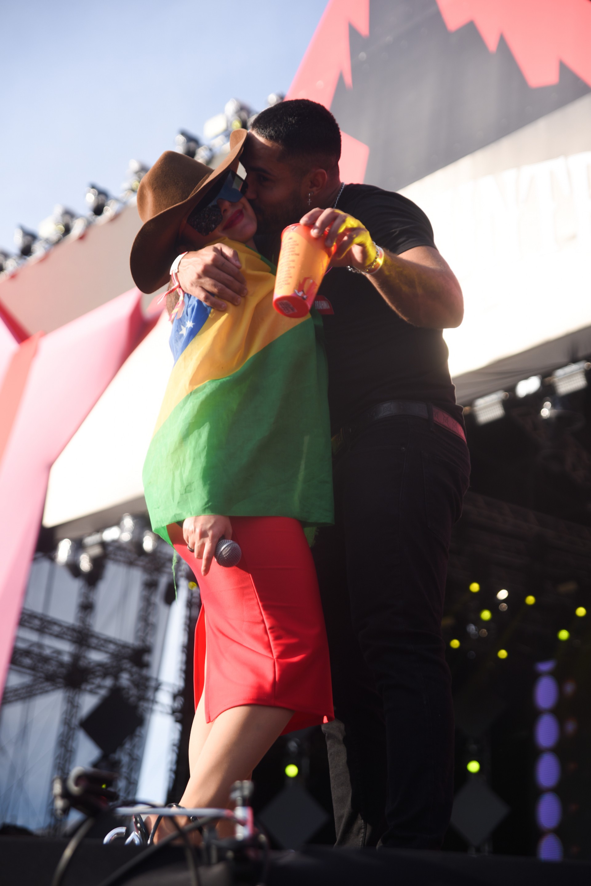 Maraisa e Bil Araújo se beijam durante show da cantora - Leo Franco/ Agnews