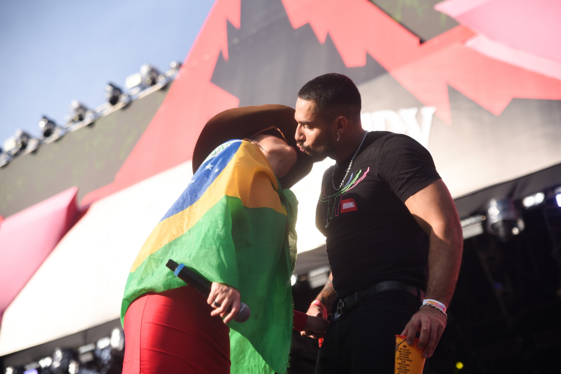 Maraisa e Bil Araújo se beijam durante show da cantora - Leo Franco/ Agnews