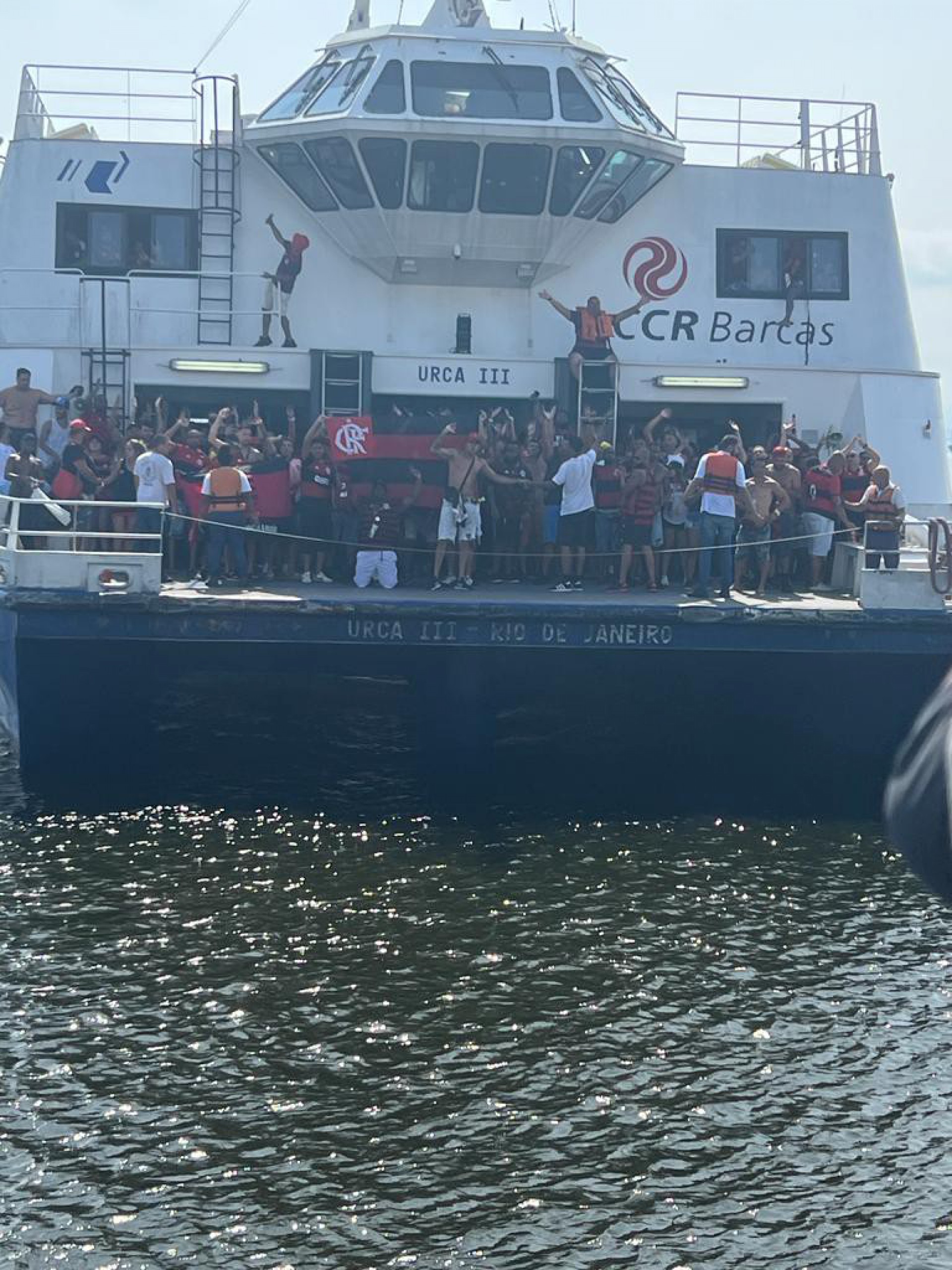 Grupos de torcedores invadiram a área restrita das embarcações durante a travessia - Divulgação/CCR Barcas