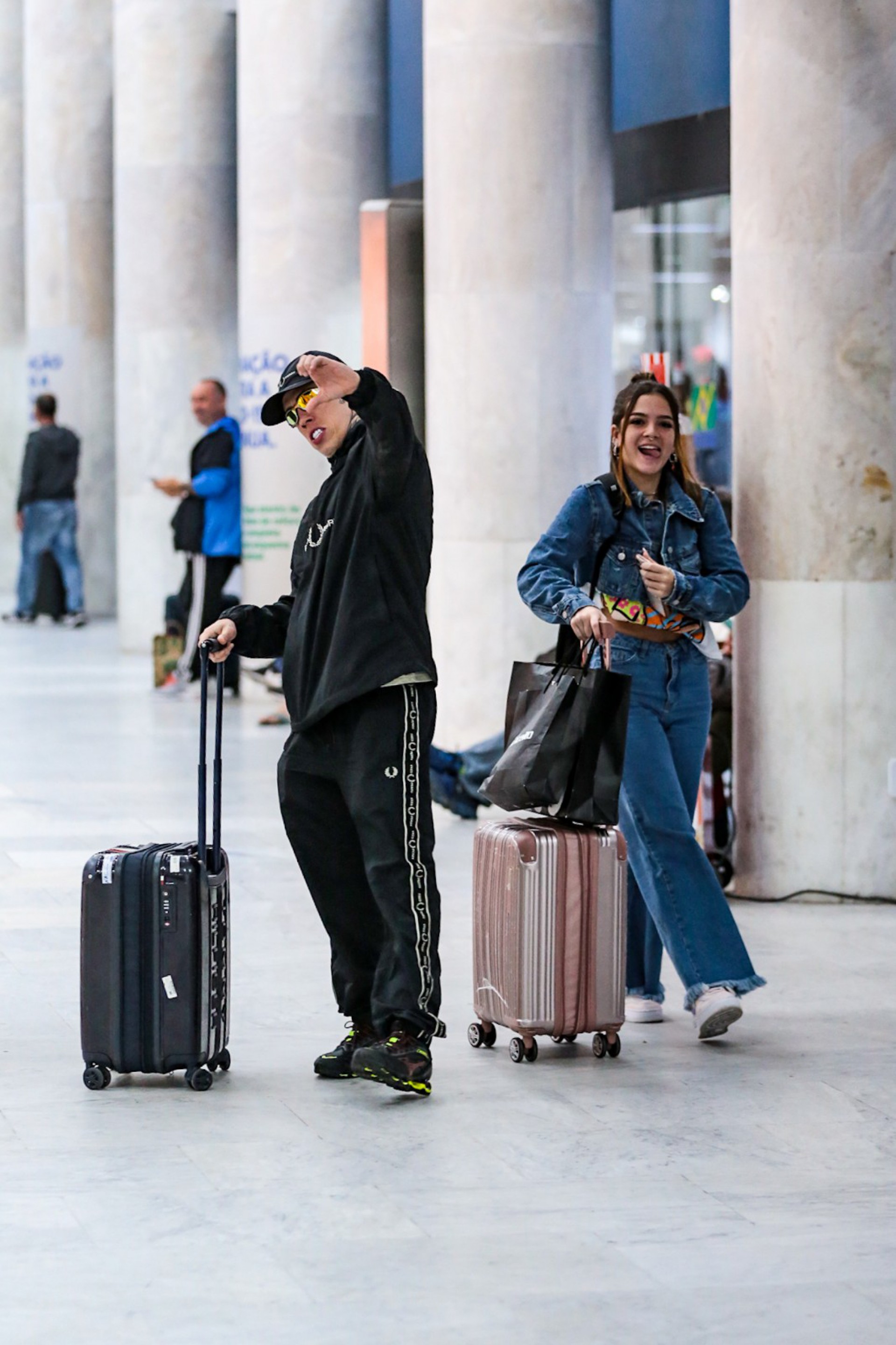 Mel Maia e MC Daniel desembarcam juntos em aeroporto do Rio - Victor Chapetta / Agnews 
