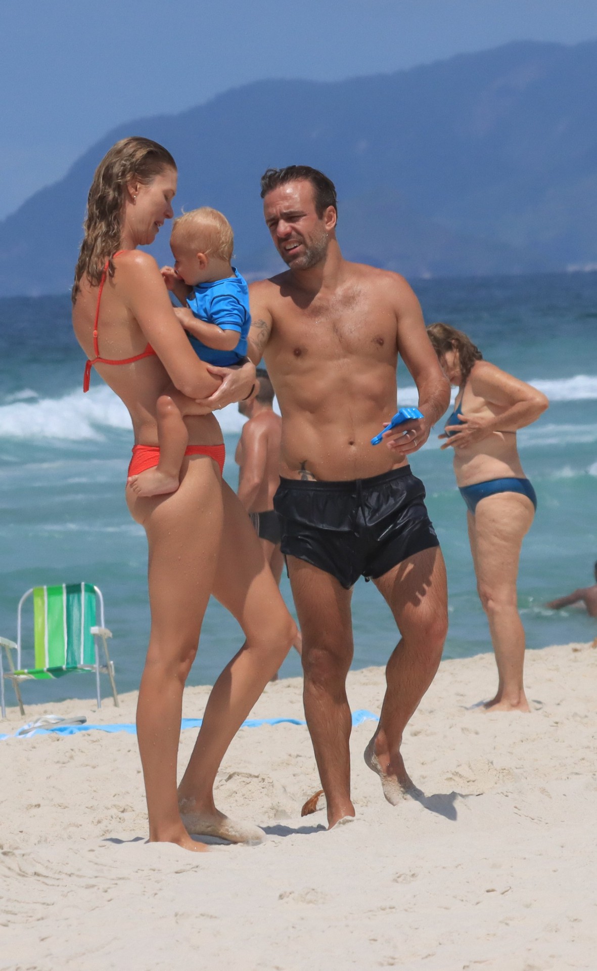 Roger Flores, Betina Schmidt e Tom curtem dia de sol em praia do Rio