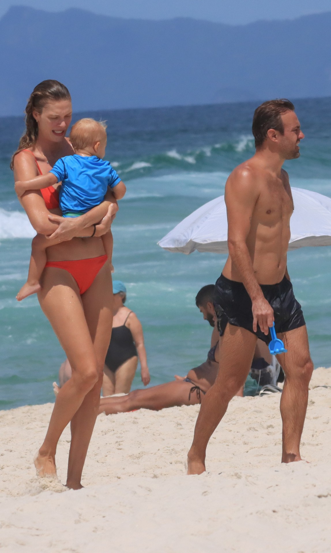 Roger Flores, Betina Schmidt e Tom curtem dia de sol em praia do Rio