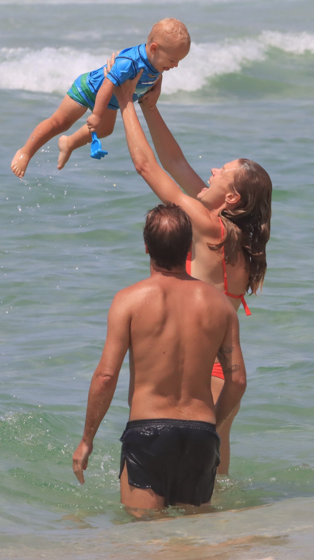 Roger Flores, Betina Schmidt e Tom curtem dia de sol em praia do Rio