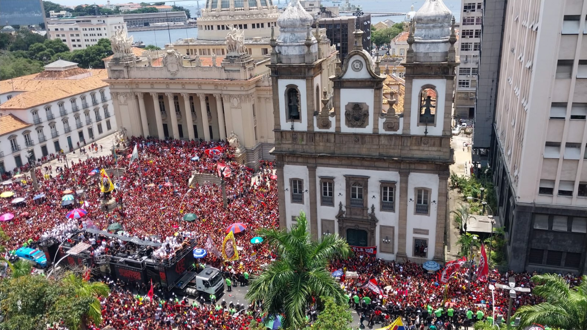 Torcida comemora conquista da Seleção no Centro do Recife com