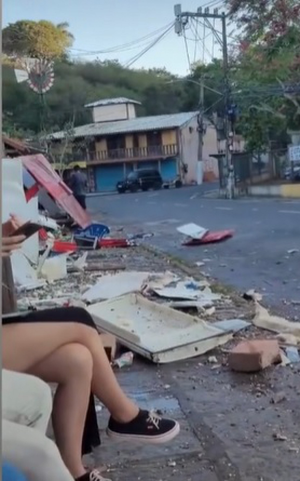 Cenário de destruição após motorista perder a direção e invadir calçada em Búzios - Foto: Reprodução