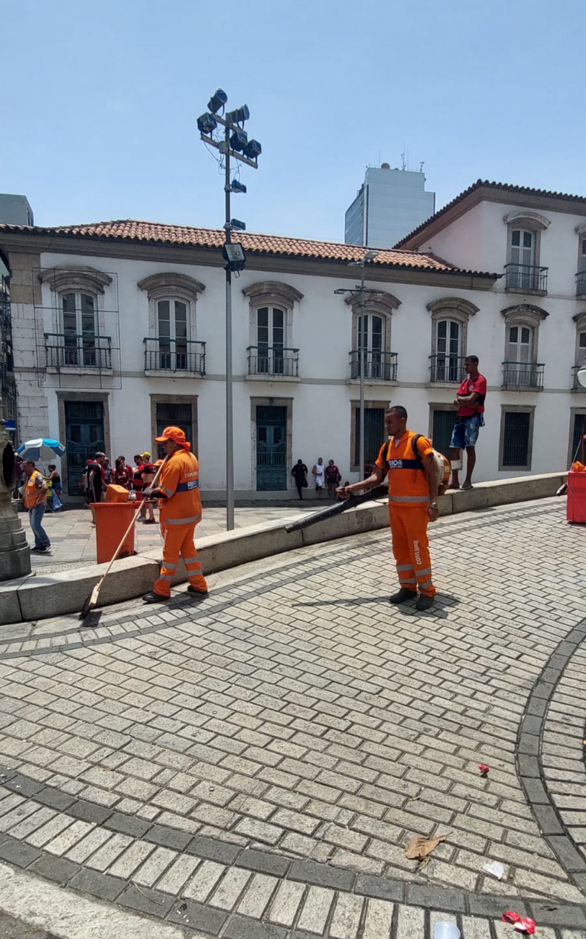 O terceiro grupo iniciou o seu trabalho após o fim da apresentação ao público - Divulgação / Comlurb