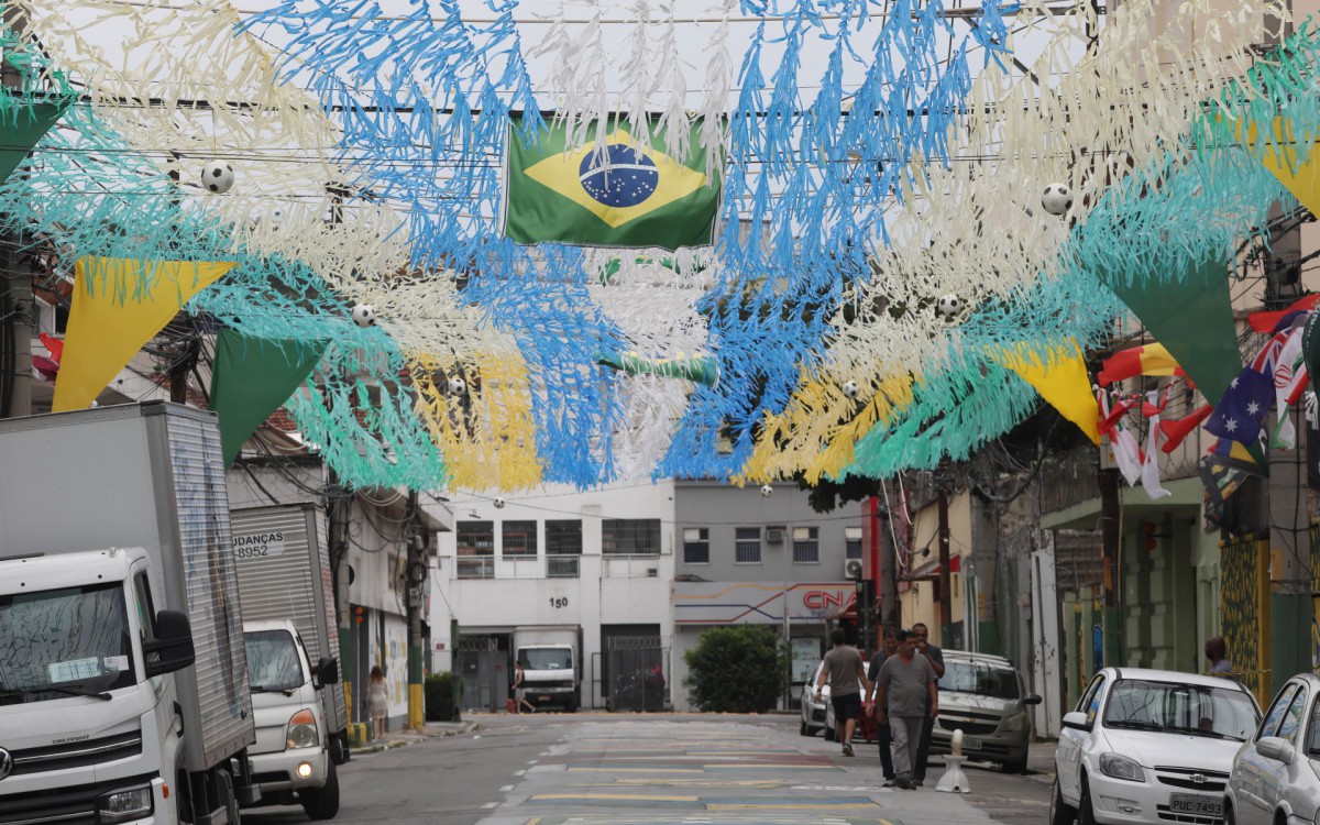 Rua Pereira Nunes, em Vila Isabel &eacute; enfeitada em mais um ano de Copa do Mundo. Fotos: Pedro Ivo/Ag&ecirc;ncia O Dia