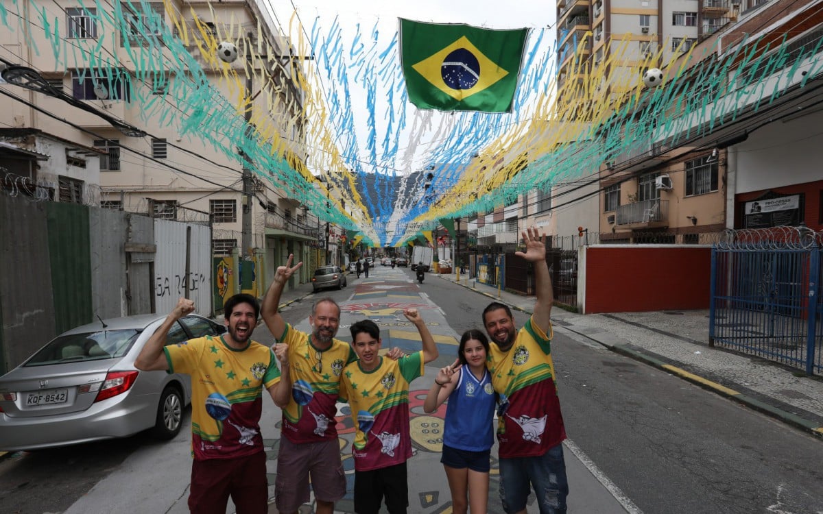 Rua Pereira Nunes, em Vila Isabel é enfeitada em mais um ano de Copa do Mundo. Fotos: Pedro Ivo/Agência O Dia - fotos de Pedro Ivo