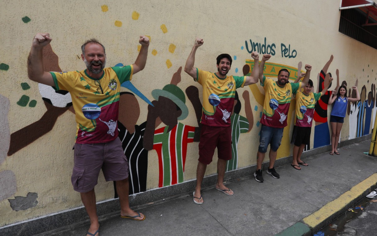 Rua Pereira Nunes, em Vila Isabel &eacute; enfeitada em mais um ano de Copa do Mundo. Fotos: Pedro Ivo/Ag&ecirc;ncia O Dia
