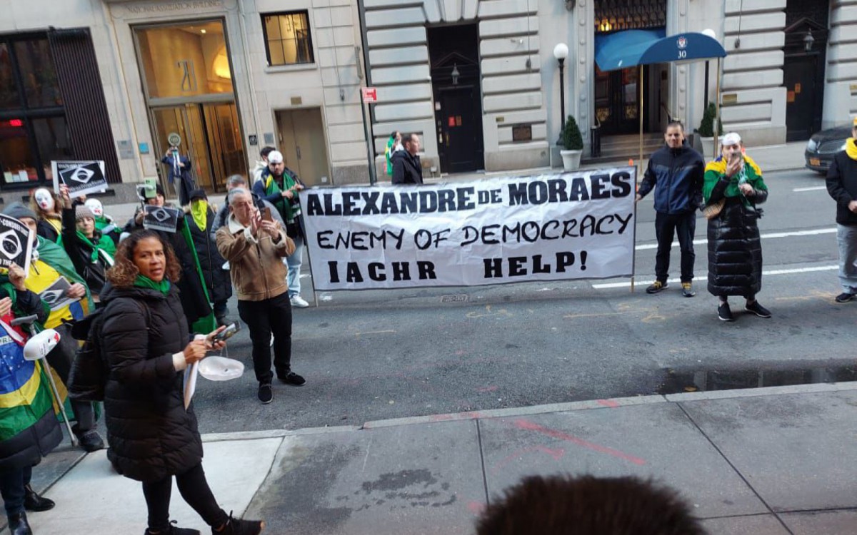 Manifestantes, que contestam a vitória de Lula e pedem intervenção militar e fechamento da Corte, em NY