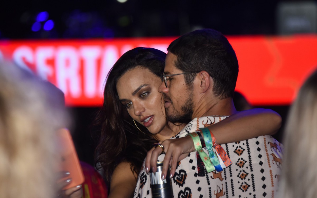 Rafa Kalimann e Jos&eacute; Loreto curtem festival sertanejo em Caldas Novas, Goi&aacute;s, na noite deste domingo