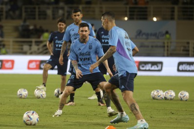 Primeiro treino da Argentina na preparação para a Copa tem 15 mil pessoas e tentativa de invasão