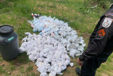 Polícia apreende barril contendo 25 mil pedras de crack em Búzios