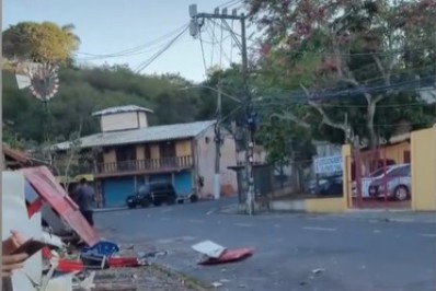 Vídeo: Carro desgovernado atropela dez pessoas em Búzios