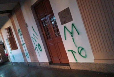 Prédio do MST é atacado e pichado com símbolo nazista