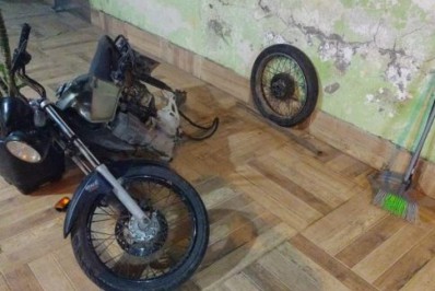 Polícia apreende drogas e duas motocicletas desmontadas dentro de casa em Iguaba Grande