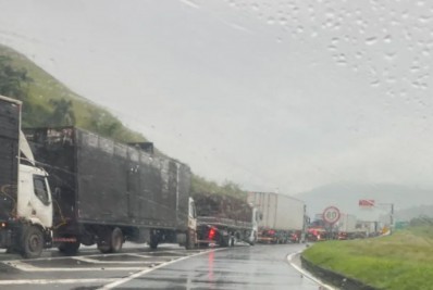 Carga de piso cai de caminhão e causa congestionamento na Via Dutra