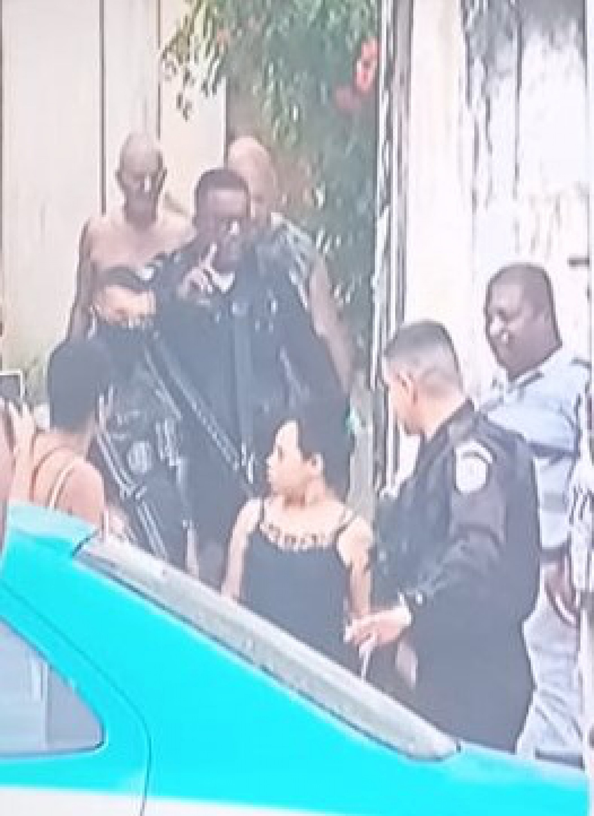 A mulher (camisa preta) no momento da pris&atilde;o pelos policiais militares do 39&ordm; BPM, al&eacute;m do acompanhamento do Conselho Tutelar de Belford Roxo