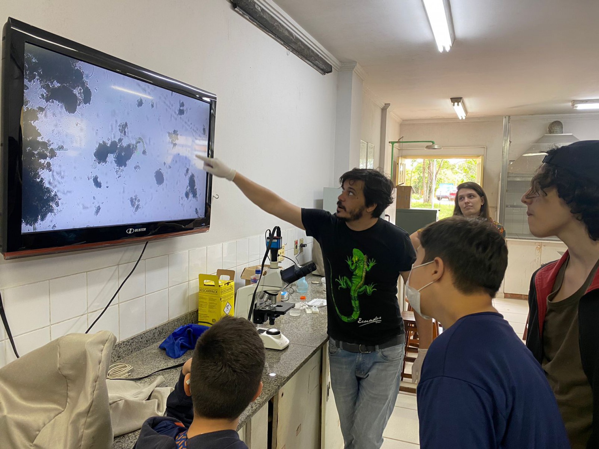 O projeto tem o objetivo de oferecer o espaço do laboratório e seus equipamentos para ampliar conhecimentos e saberes do universo microbiológico - Divulgação/Bruno Pirozi