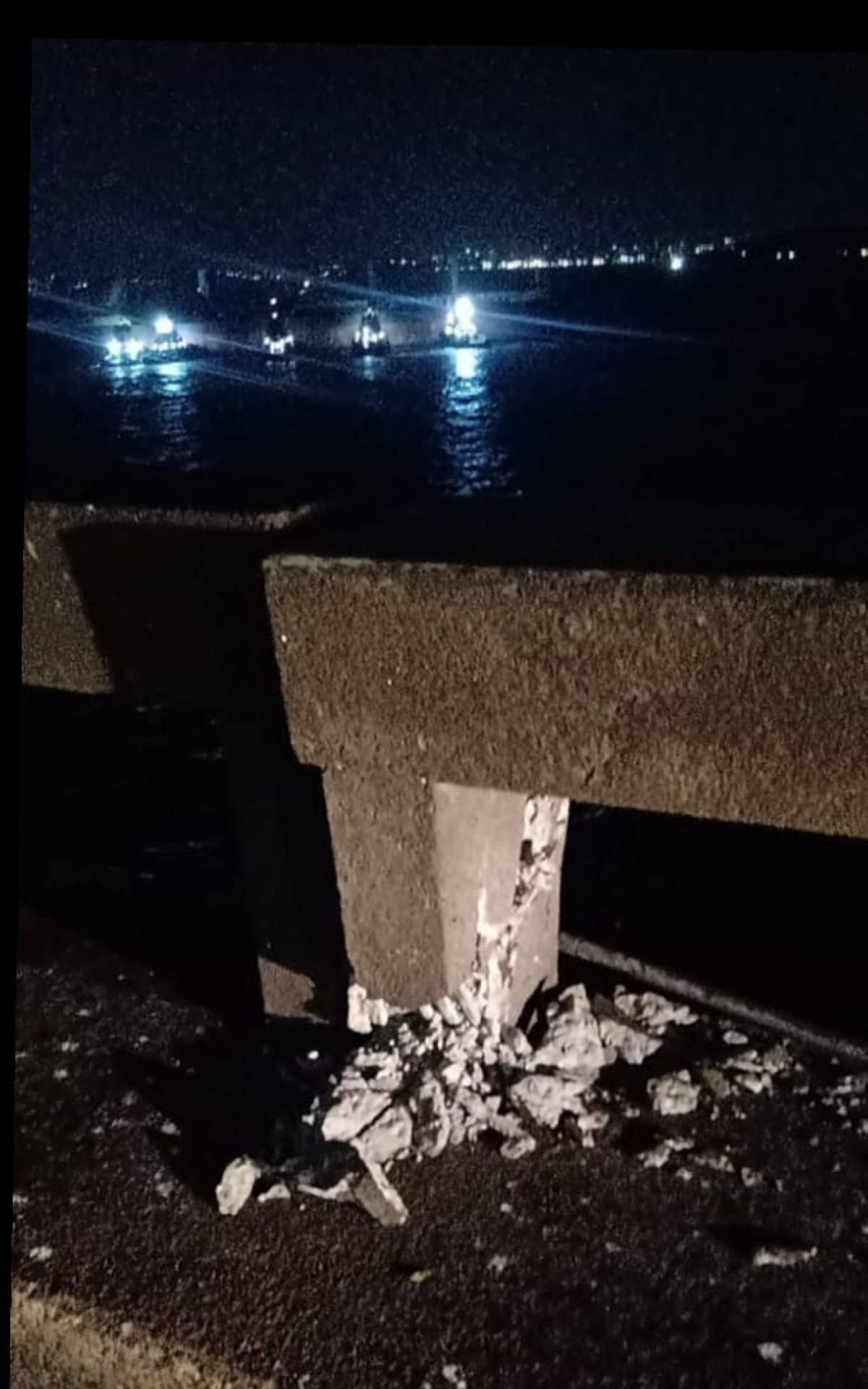Foto compartilhada nas redes sociais mostra parte do guarda corpo da Ponte Rio-Niterói danificado após a colisão - Reprodução / Internet