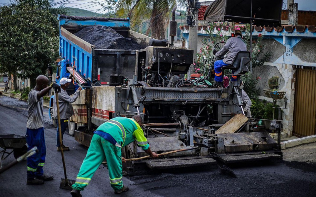 Os funcion&aacute;rios da Prefeitura de Belford Roxo trabalharam para deixar a Rua Jorge Ferreira de cara nova