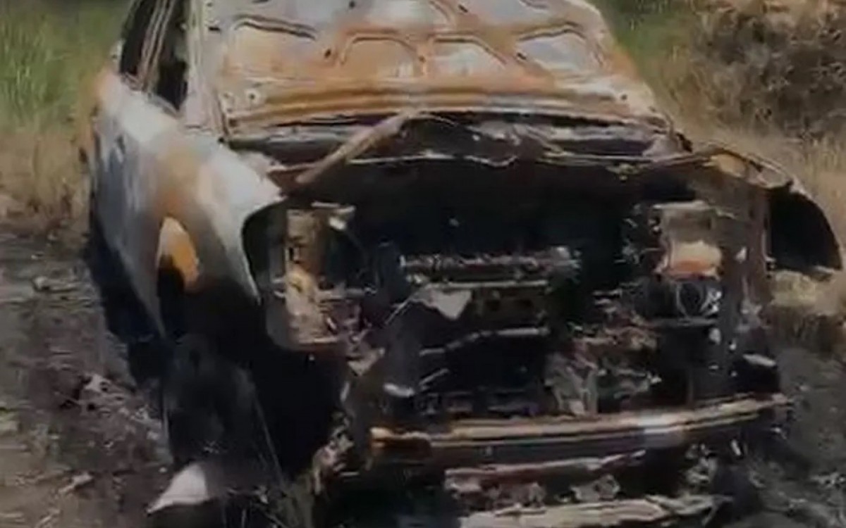 Carro de Douglas foi encontrado queimado em uma área de mata de Nova Iguaçu